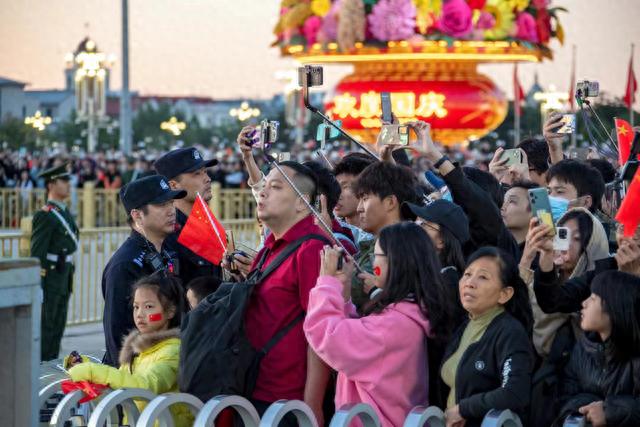 北京警方：十一天安门广场升旗仪式圆满完成