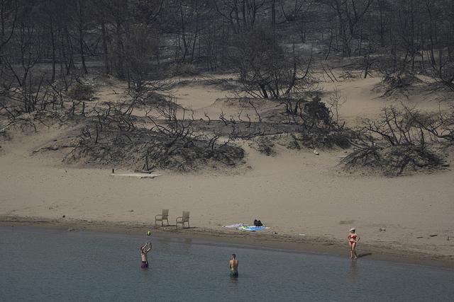 极端高温频频引发山火，欧洲多国却因经济压力减少消防员人数